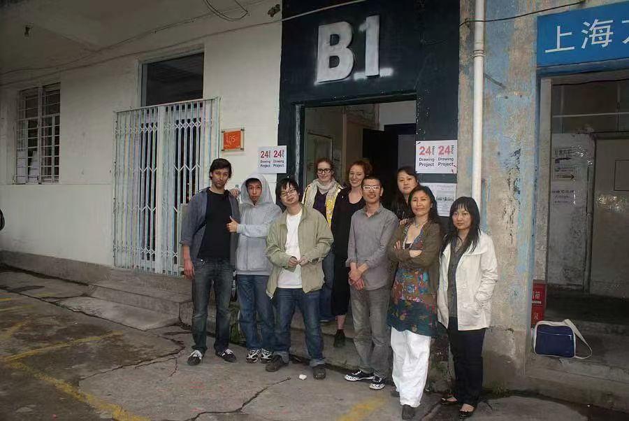 2009 年上海威海路 696 号艺术区 B1 门口的 24 小时绘画项目合影,ZOOJOO 在左三
