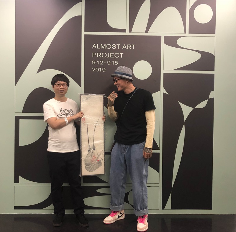ZOOJOO 与 AMOTOR 在第五届 AAP 素人艺术节现场合影,背景标有 2019 年 9 月 12 日至 15 日