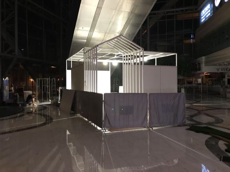 上海大悦城野店首次搭建现场,白色房屋形框架与施工围挡